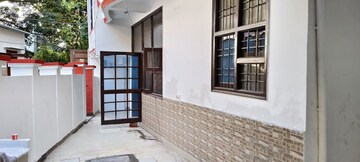 Room in 4 BHK Independent House at JakhaN-Rajpur Road – for Sale