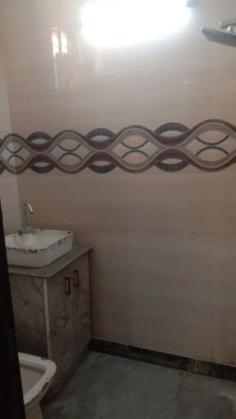 Bathroom, kavi nagar 3 Bedroom 120 Sq.Yd. Builder Floor In Kavi Nagar Ghaziabad 9938586