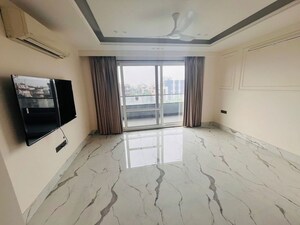 Building Lobby in 4 BHK Builder Floor at Sector 31 – for Rent