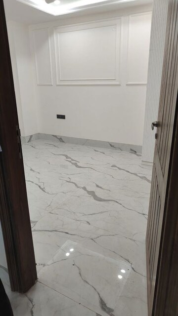 Room in 4 BHK Builder Floor at Sector 31 – for Rent