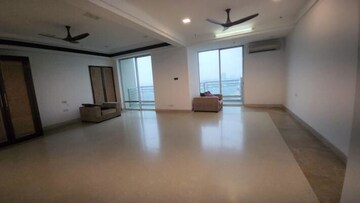 Room in 4 BHK Apartment at DLF The Aralias, Sector 42 – for Sale