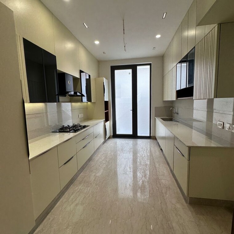 Room, sector 10 5 Bedroom 250 Sq.Yd. Independent House In Sector 10 Panchkula 9938724