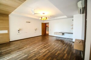 Room in 5 BHK Apartment at DLF The Aralias, Sector 42 – for Sale