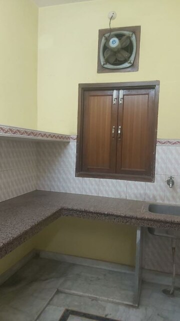 Room in 1.5 BHK Builder Floor at Mayur Vihar – for Rent