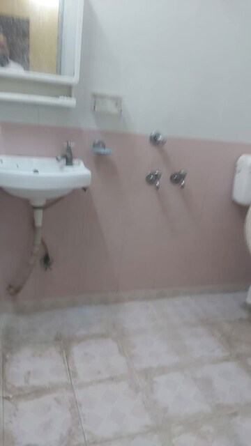 Bathroom in 1.5 BHK Builder Floor at Mayur Vihar – for Rent