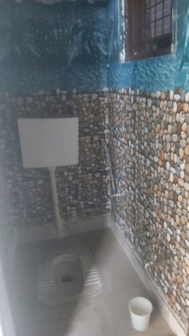 Bathroom, mayur vihar 2.5 Bedroom 480 Sq.Ft. Builder Floor In Mayur Vihar Delhi 9938834