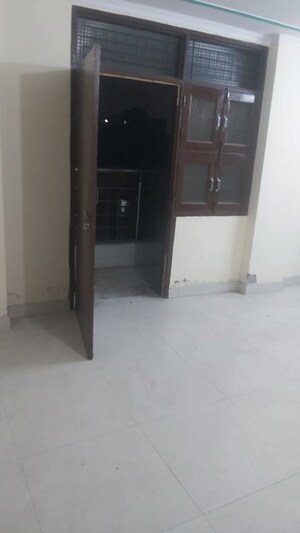 Room in 2.5 BHK Builder Floor at Mayur Vihar – for Rent