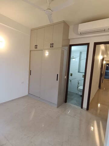 Room in 3 BHK Apartment at Smart World Orchard, Sector 61 – for Rent