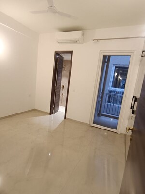 Room in 3 BHK Apartment at Smart World Orchard, Sector 61 – for Rent