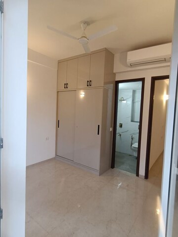 Room in 3 BHK Apartment at Smart World Orchard, Sector 61 – for Rent