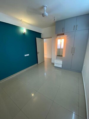 Room in 4 BHK Apartment at La Residentia, Amrapali Dream Valley – for Rent