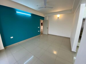 Room in 4 BHK Apartment at La Residentia, Amrapali Dream Valley – for Rent