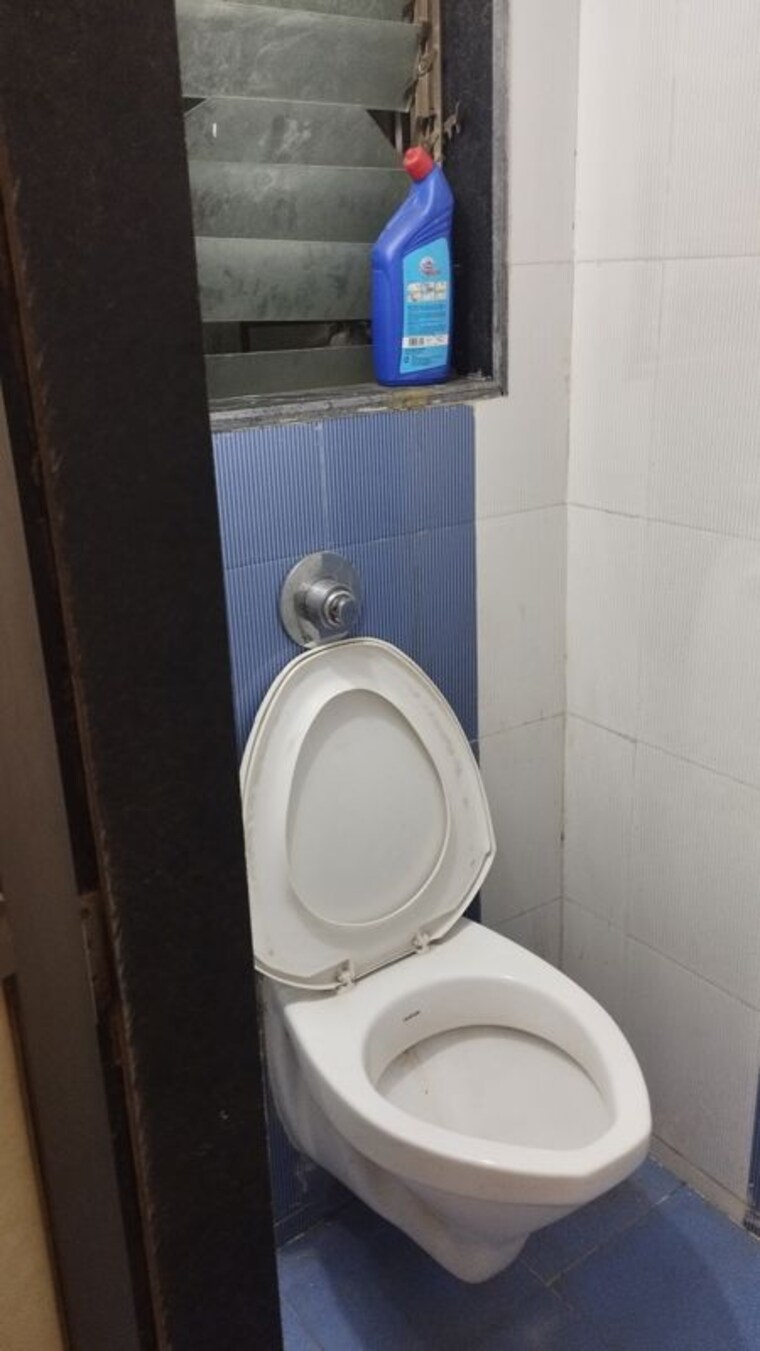 Bathroom, united-chs 1 Bedroom 405 Sq.Ft. Apartment In Agripada Mumbai 9938910