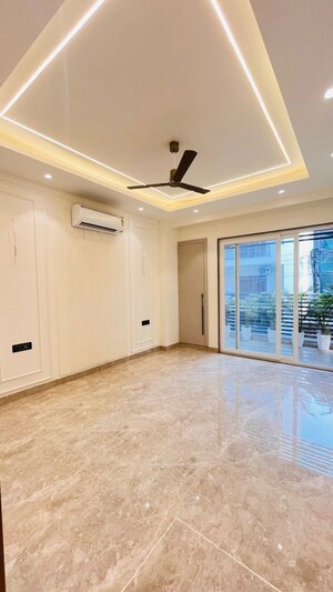 Room in 4 BHK Builder Floor at Anant Raj Ashok Estate, Sector 63a – for Sale