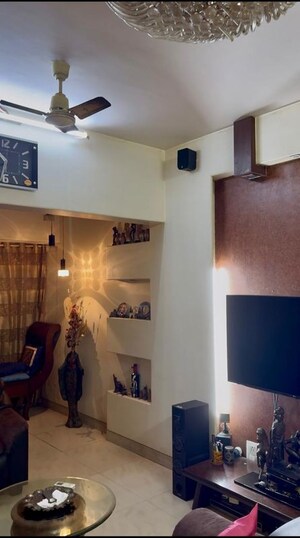 Furnished Amenities in 2 BHK Apartment at Golden Chariot CHS, Lokhandwala Complex – for Rent