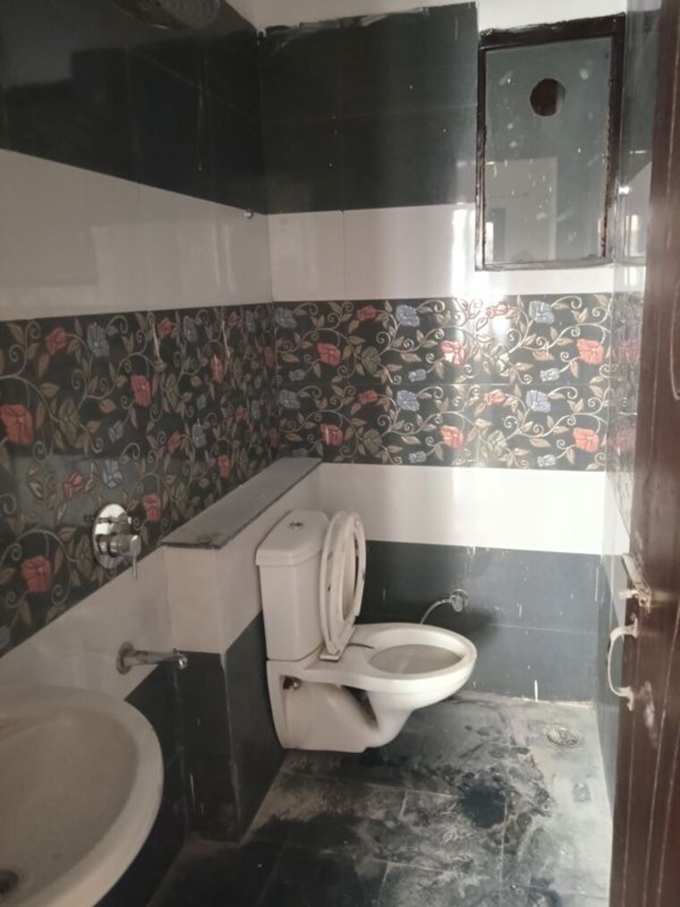 Attached Bathroom, dhakoli 3 Bedroom 122 Sq.Yd. Builder Floor In Dhakoli Zirakpur 9938959
