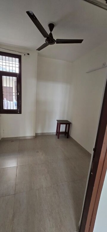 Room in 2.5 BHK Builder Floor at Wave Prime Floors, Wave City – for Rent