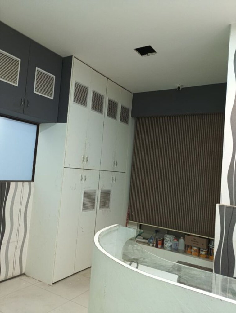 Team Area, palai-plaza Commercial Office Space 2350 Sq.Ft. In Dadar East Mumbai 9939018