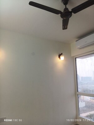 Room in 2 BHK Apartment at Signature Global Prime, Sector 63a – for Rent