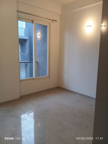 Room in 3 BHK Apartment at Smart World Orchard, Sector 61 – for Rent