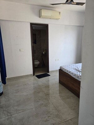 Room in 3 BHK Apartment at Lodha Amara, Kolshet Road – for Rent