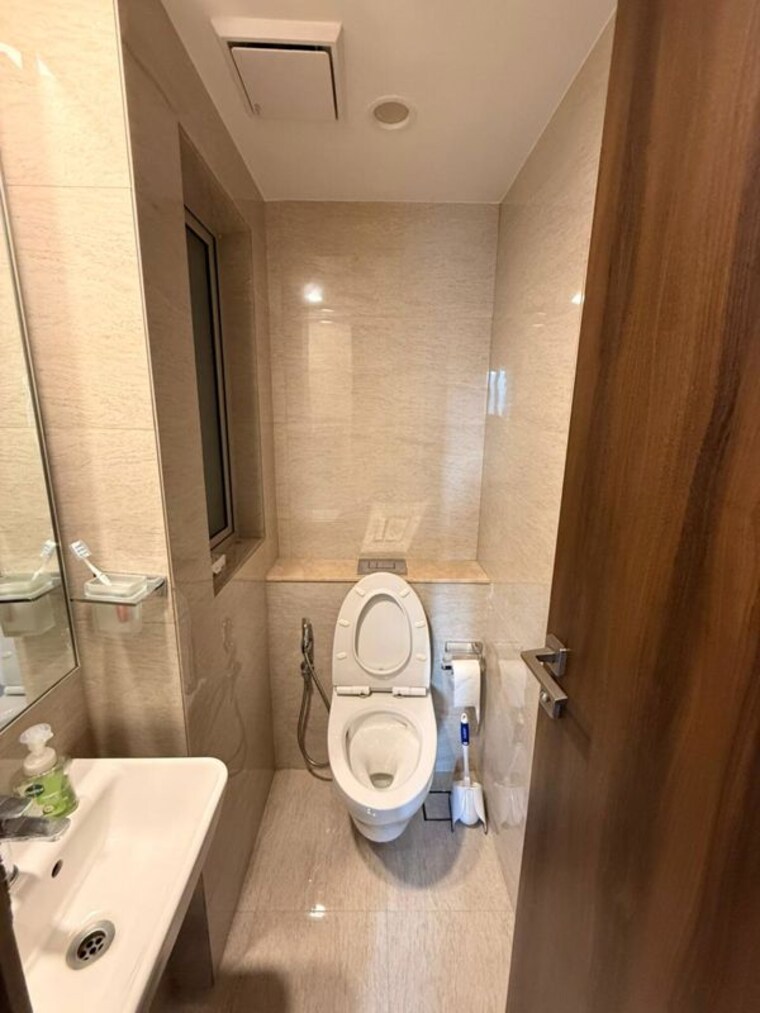 Bathroom, hiranandani-regent-hill 1 Bedroom 379 Sq.Ft. Apartment In Powai Mumbai 9939290