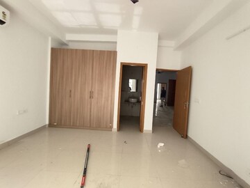 Room in 4 BHK Builder Floor at SS Linden, Sector 84 – for Rent