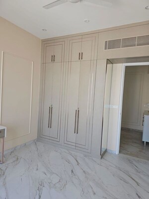 Room in 3 BHK Apartment at Hubtown 25 South, Prabhadevi – for Rent