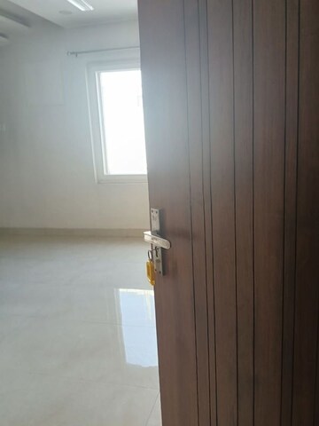 Room in 2 BHK Apartment at BPTP Discovery Park, Sector 80 – for Sale