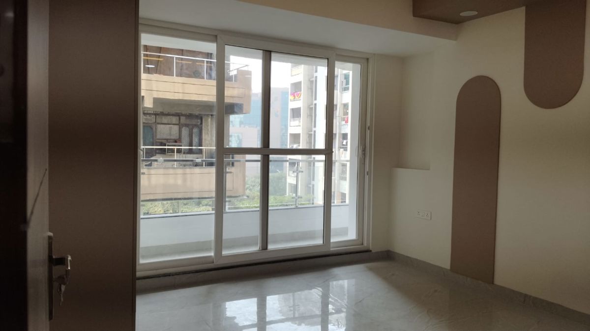 3 BHK + Servant Room Apartment For Rent in Sector 6 Dwarka