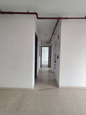 Room in 2 BHK Apartment at Kalpataru Paramount, Kapur Bawdi – for Rent