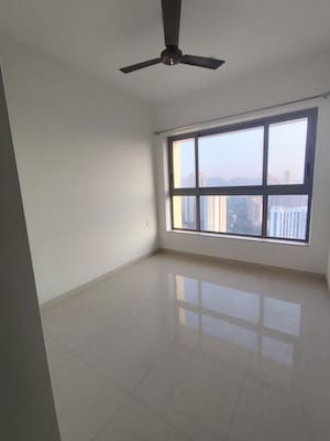 Room in 2 BHK Apartment at Kalpataru Paramount, Kapur Bawdi – for Rent