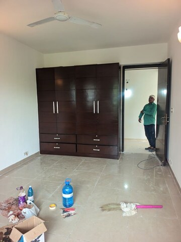 Room in 4 BHK Apartment at Eros Kenwood Tower, Sector 39 – for Sale