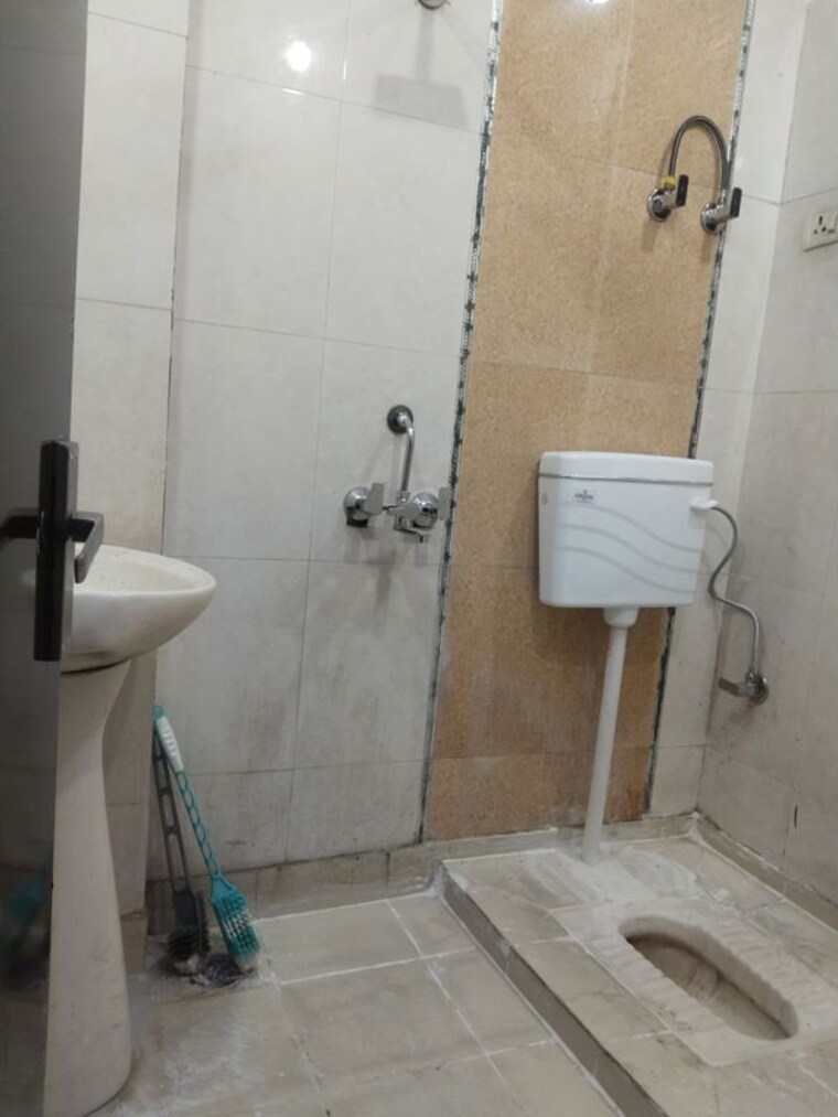 Bathroom, indirapuram gyan khand 4 2 Bedroom 850 Sq.Ft. Builder Floor In Indirapuram Gyan Khand 4 Ghaziabad 9939812