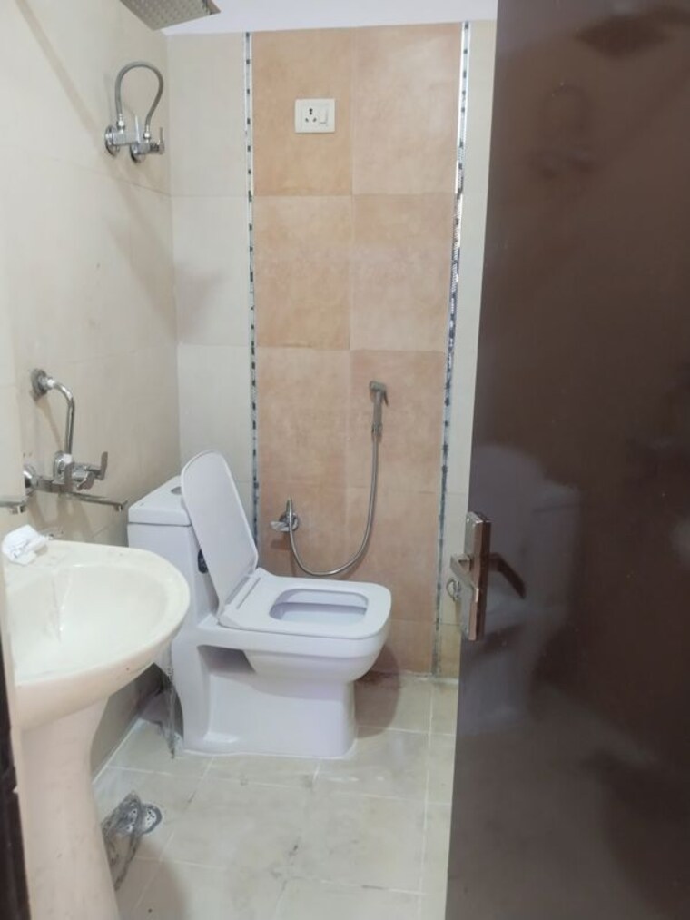 Bathroom, indirapuram gyan khand 4 2 Bedroom 850 Sq.Ft. Builder Floor In Indirapuram Gyan Khand 4 Ghaziabad 9939812