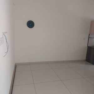 Room in 2.5 BHK Apartment at L&T Raintree Boulevard Phase 2, Nh 7 – for Rent