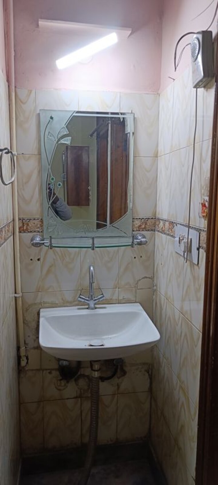 Bathroom, rohini sector 8 1 Bedroom 750 Sq.Ft. Builder Floor In Rohini Sector 8 Delhi 9939946