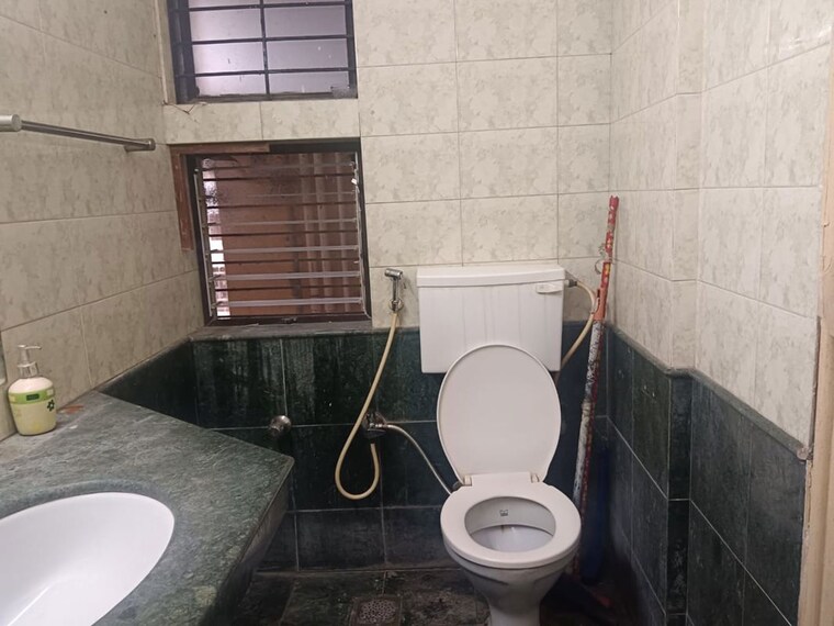 Bathroom, je-and-vee-madhuban 3 Bedroom 1305 Sq.Ft. Apartment In Malad East Mumbai 9939930