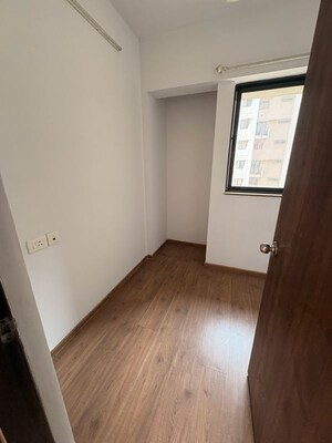 Room in 2.5 BHK Apartment at Lodha Lakeshore Greens, Hedutane – for Rent