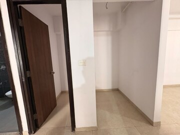 Room in 2.5 BHK Apartment at Lodha Lakeshore Greens, Hedutane – for Rent