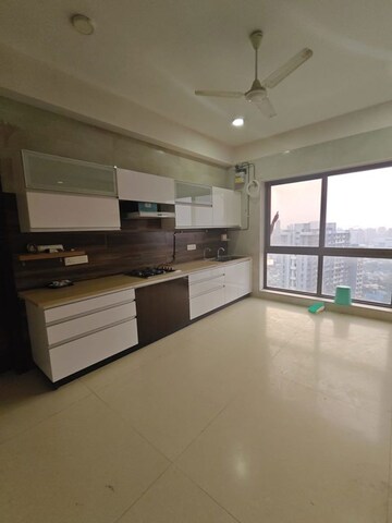 Room in 4 BHK Apartment at Kanakia Levels, Malad East – for Rent