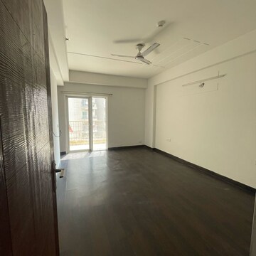 Room in 4 BHK Apartment at Ajnara Homes Phase 2, Sector 16 Greater Noida – for Rent