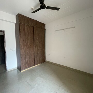 Room in 4 BHK Apartment at Ajnara Homes Phase 2, Sector 16 Greater Noida – for Rent