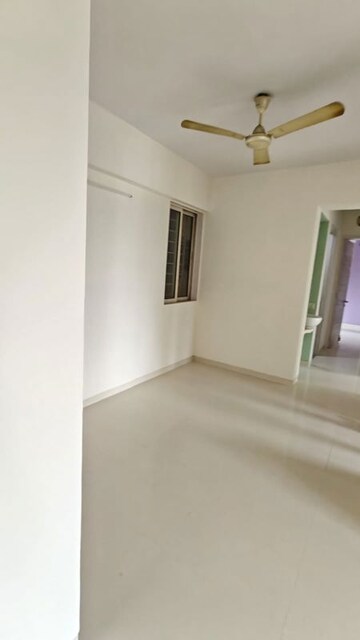 Room in 2.5 BHK Apartment at Oberoi Realty Woods, Goregaon East – for Rent