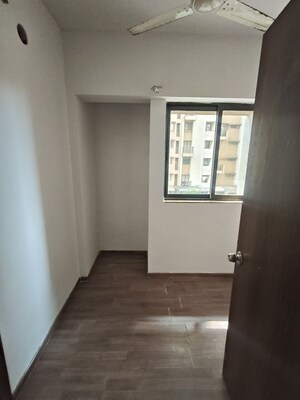 Room in 1.5 BHK Apartment at Lodha Lakeshore Greens, Dombivli East – for Rent