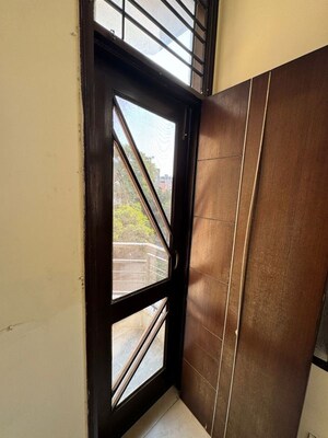 Furnished Amenities in 2 BHK Builder Floor at Nehru Enclave – for Rent