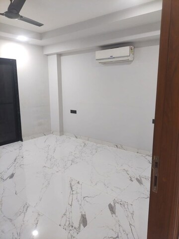 Room in 3 BHK Apartment at Experion The Westerlies, Sector 108 – for Rent