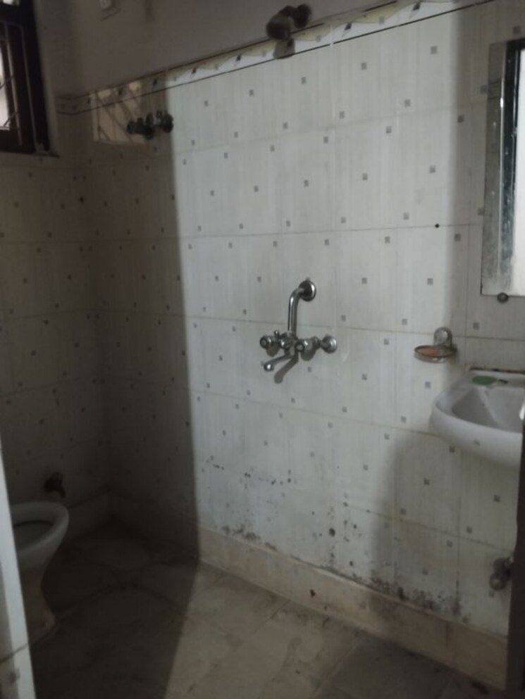 Bathroom, indirapuram gyan khand 4 2 Bedroom 850 Sq.Ft. Builder Floor In Indirapuram Gyan Khand 4 Ghaziabad 9940142