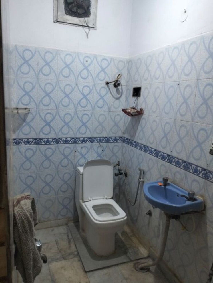 Bathroom, panchsheel vihar 2 Bedroom 700 Sq.Ft. Builder Floor In Panchsheel Vihar Delhi 9940253