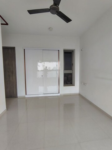 Room in 2 BHK Apartment at Kalpataru Paramount, Kapur Bawdi – for Sale